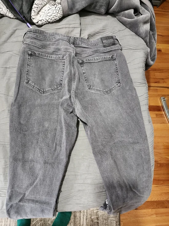 Hollister Gray Ultra High-Rise Mom Jeans size 13R - Picture 3 of 3